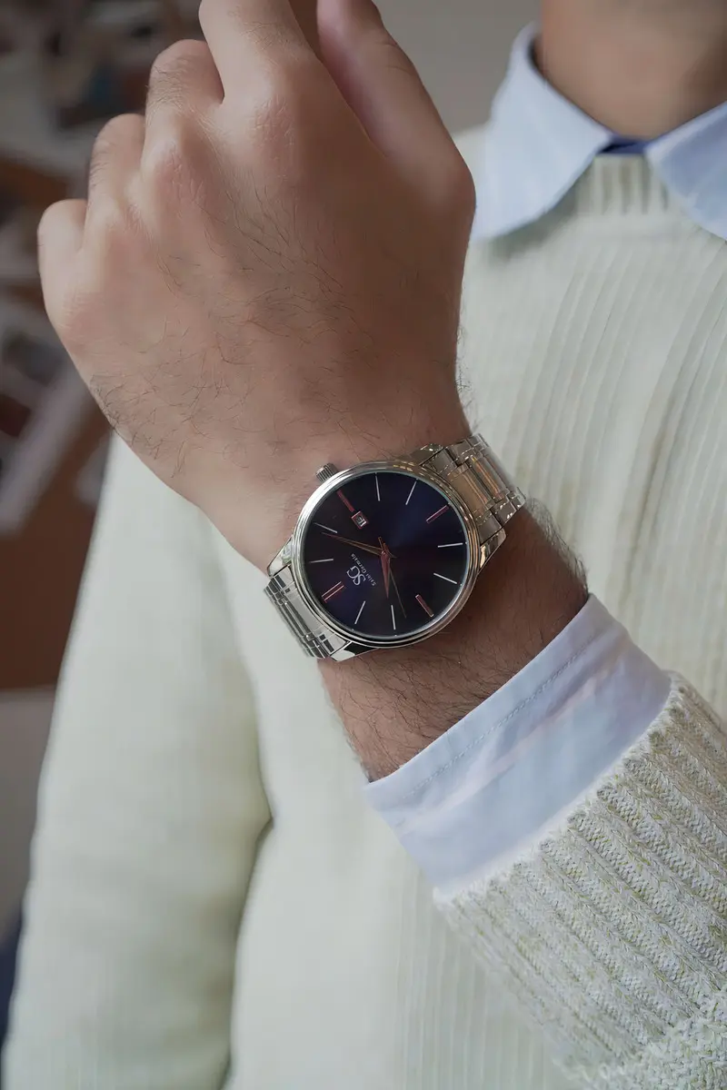 Relógio Masculino Clássico Pulseira Prata Correia Prateada Bisel Prateado Fundo Azul Marinho Saint Germain 42mm Elegante Detalhes Bronze - imagem 2